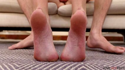 Худышка дрочит член паренька ножками и нежно с ним шпилится