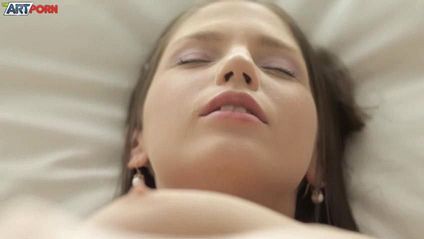 Красотка остается одна дома и мастурбирует свои узкие дырочки дилдаком