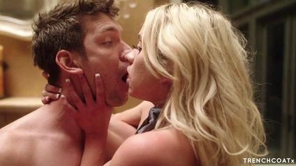 Мужчина приподнял платье красавицы и вогнал в ее вагину член