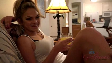 Брат ласкает киску сводной сестры на каникулах