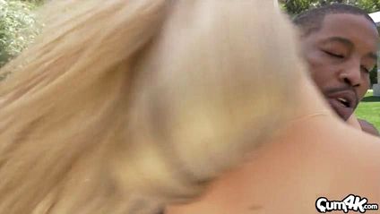 Длинный член негра проник в блондинку до упора