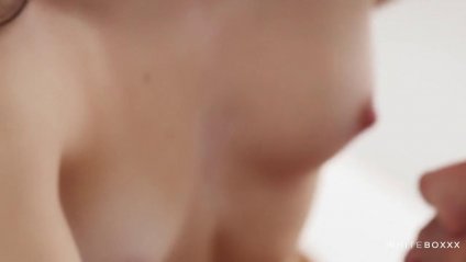 Телка красиво сосет длинный член и трахается