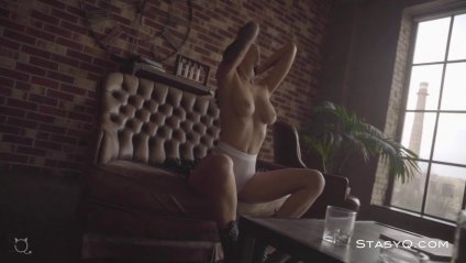 Страстная брюнетка оголила сиськи перед камерой