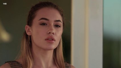 Девушка мастурбирует свою сладкую киску пальчиками