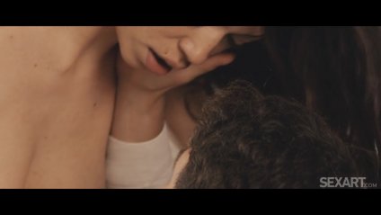 Киска течет от скачки на елде