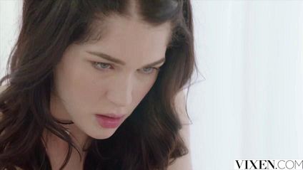 Худышка с чокером на шее сосет тонкий член своего босса