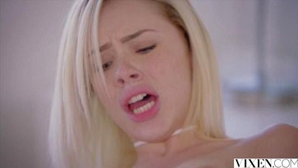 Худышка с маленькими дойками прыгает сверху на большом члене